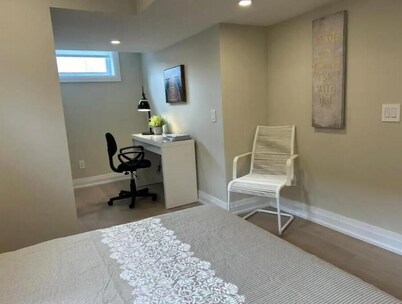 LakeView 2BR: Easy Access & Modern Comfort