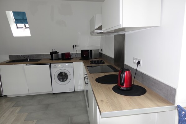Réfrigérateur, four à micro-ondes, un four, surface de cuisson