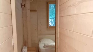 A narrow wooden hallway leading to a bedroom with a window and a radiator. - Chalet, 350m from ski slopes, parking, tv, 104m², Les Gets (Les Gets)