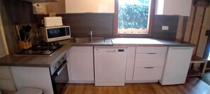 Fridge, microwave, oven, dishwasher - Chalet, 350m from ski slopes, parking, tv, 104m², Les Gets (Les Gets)