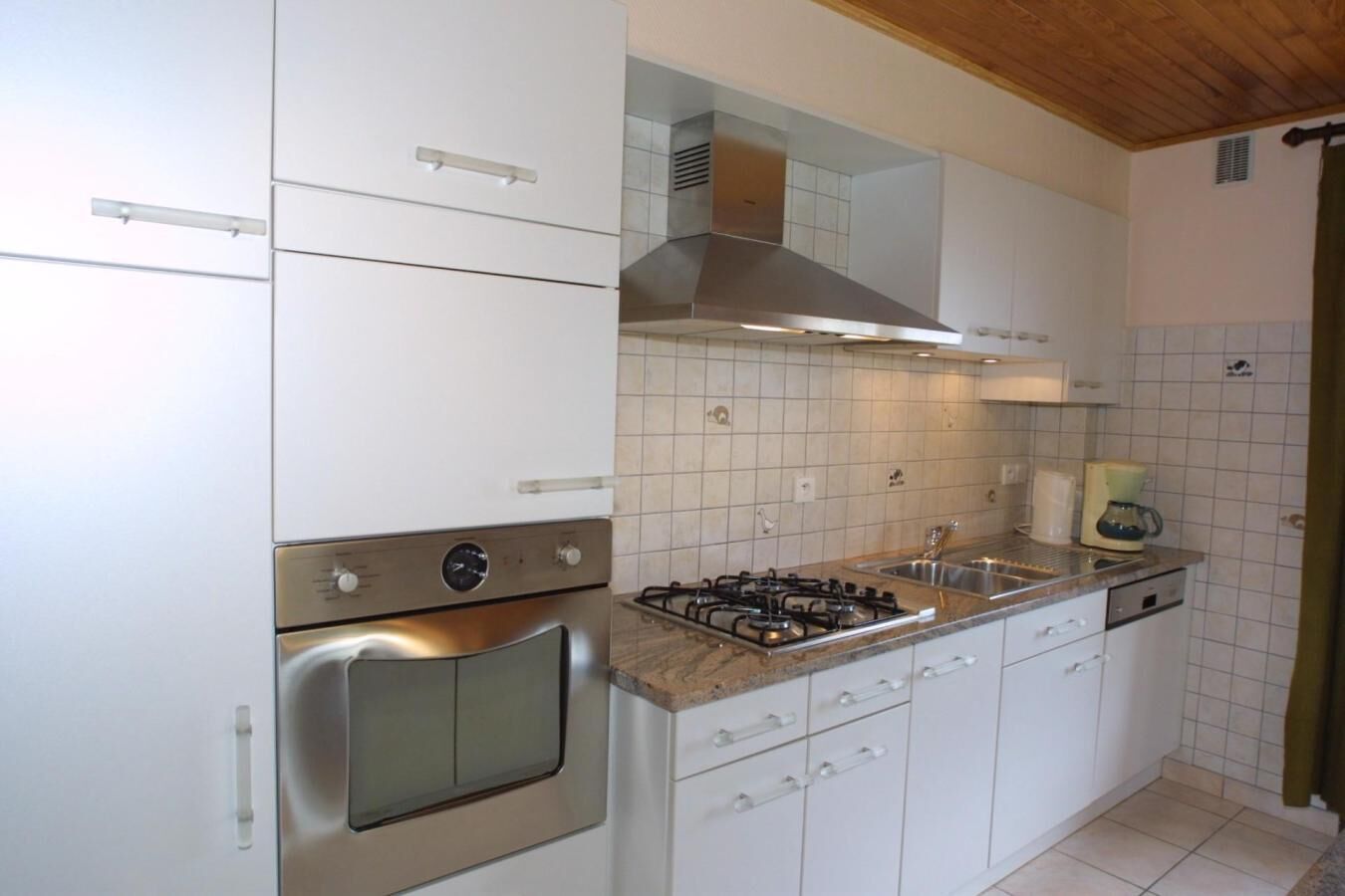 Een koelkast, een magnetron, een oven, een vaatwasser