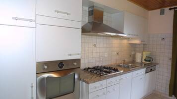 Een koelkast, een magnetron, een oven, een vaatwasser