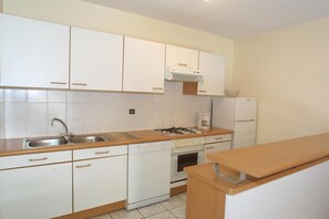 Kühlschrank, Mikrowelle, Ofen, Geschirrspüler