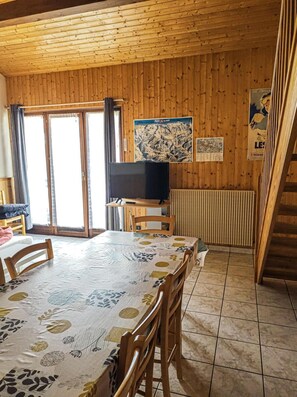 Dining - 1st floor, view mountain, balcony, parking, ski locker, 87m², Les Gets (Les Gets)