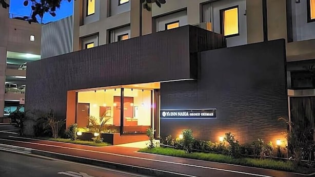 A modern hotel entrance with a glass facade, a sign reading "YI INN NUEA ABOD EXTERIAR", and a well-lit exterior. - Y S Inn Naha Oroku Ekimae (Naha)