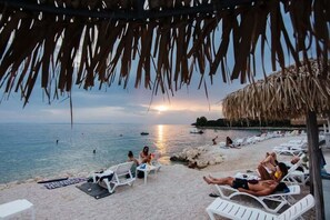Di pantai, bar pantai 