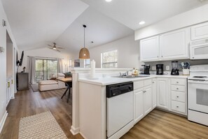 Kylskåp, mikrovågsugn, ugn och spishäll