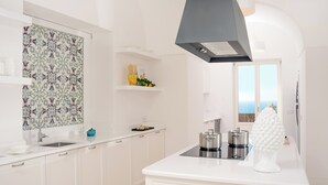 Coffee/tea maker, fridge, oven, stovetop - Tenuta Sirignano Villa Nord e Sud (Massa Lubrense)