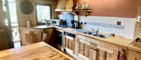 Kjøleskap, mikrobølgeovn, ovn og oppvaskmaskin