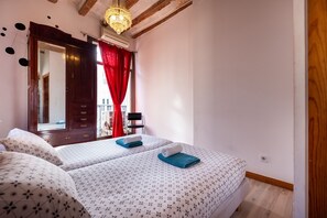 3 habitaciones, tabla de planchar con plancha, wifi y ropa de cama 
