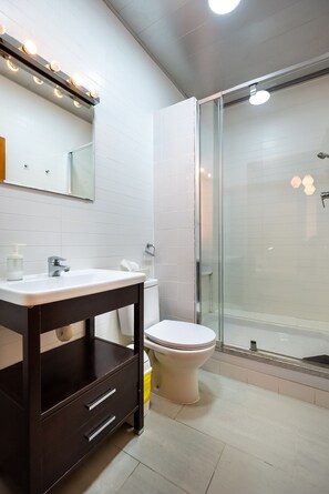 Doccia, asciugacapelli, asciugamani, sapone