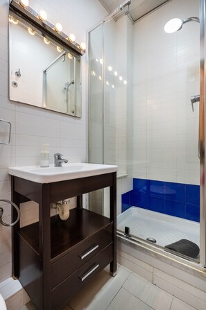 Chuveiro, secador de cabelo, toalhas de banho, sabonete