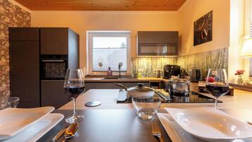 Køleskab, mikrobølgeovn, ovn, kogeplade