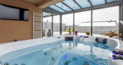 Wellness-suite mit EingezĂ€unten Garten/ Eifel/wellness/whirlpool/fĂŒr Paare
