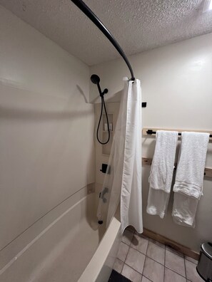 Handtücher, Seife, Shampoo, Toilettenpapier