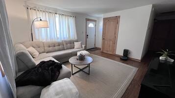 Een smart-tv en een computerscherm