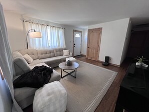 Smart TV, computer monitors - Cozy home near Lake Michigan with Smart TVs, fast Wi-Fi, and rustic charm. (Michigan City)
