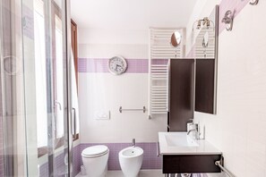 Suihku, ilmaiset hygieniatuotteet, hiustenkuivaaja, pyyhkeet