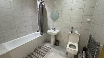 Apartment | Bathroom | Combined shower/bathtub, deep-soaking bathtub, free toiletries, towels