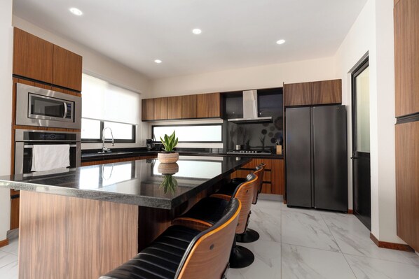 Stovetop, coffee/tea maker, cookware/dishes/utensils