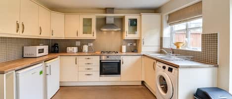 House | Dapur peribadi | Peti sejuk, ketuhar gelombang mikro, ketuhar, dapur