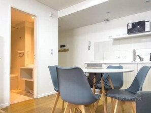 Studio | Eget kök | Kylskåp, mikrovågsugn och grytor/köksredskap