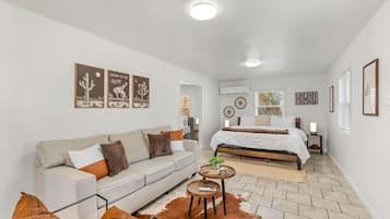 2 chambres, bureau, fer et planche à repasser, lit parapluie