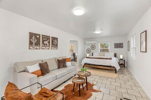 2 Schlafzimmer, Schreibtisch, Bügeleisen/Bügelbrett, Reisekinderbett