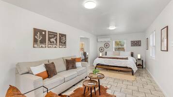 2 Schlafzimmer, Schreibtisch, Bügeleisen/Bügelbrett, Reisekinderbett