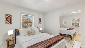 2 chambres, bureau, fer et planche à repasser, lit parapluie