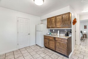 Kühlschrank, Mikrowelle, Ofen, Wasserkocher mit Kaffee-/Teezubehör