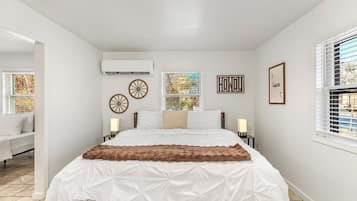 2 habitaciones, escritorio y tabla de planchar con plancha