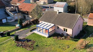 Un quartier résidentiel avec des maisons, un patio couvert et une pelouse bien entretenue.