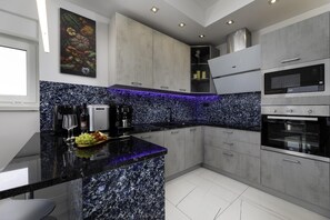 Refrigerador, microondas, parrilla de estufa y lavavajillas 