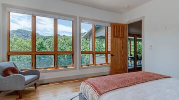 4 habitaciones, escritorio y tabla de planchar con plancha