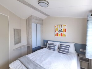 3 bedrooms, iron/ironing board, free WiFi, bed sheets - Sea Activities Golden Sands Beach Relax (Mablethorpe)