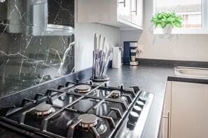 Fridge, microwave, oven, stovetop - Chester 3 bedroom home close to city, TV in every bedroom, sleeps 5 by Restfully (Blacon)