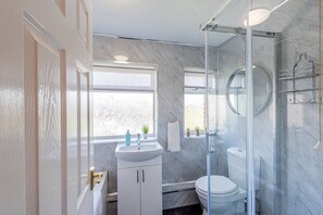 ヘアドライヤー、タオル、石鹸、トイレットペーパー