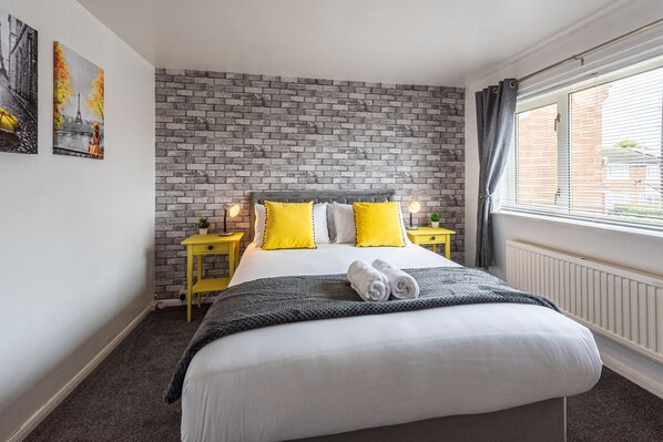 3 bedrooms, iron/ironing board, travel cot, WiFi - Chester 3 bedroom home close to city, TV in every bedroom, sleeps 5 by Restfully (Blacon)