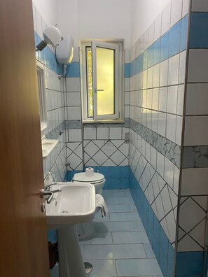 A bathroom with a sink, toilet, and window. - Villa Anna - Holiday House Palinuro (Campania)