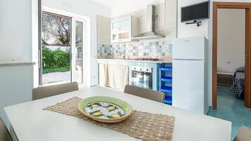 Frigorifero, forno, piano cottura, macchina per tè/caffè