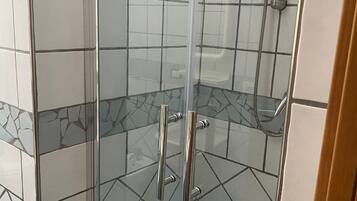 Dusche, Haartrockner, Bidet, Seife