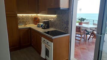 KĂŒhlschrank, Mikrowelle, Wasserkocher mit Kaffee-/Teezubehör