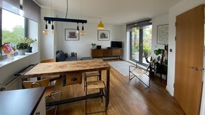 Living area - Two bedroom flat in Hoxton, sunny terrace, 10 mins from Old Street tube station (London)
