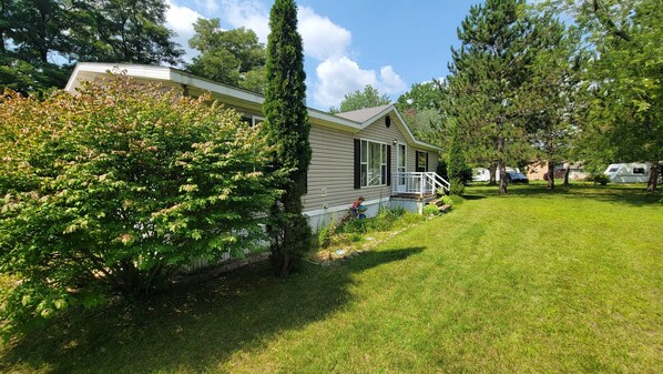 Exterior - cozy vacation home with fantastic Lake access! (Gladwin)