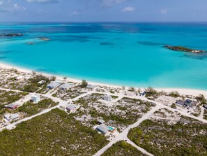 Plage, chaises longues, serviettes de plage