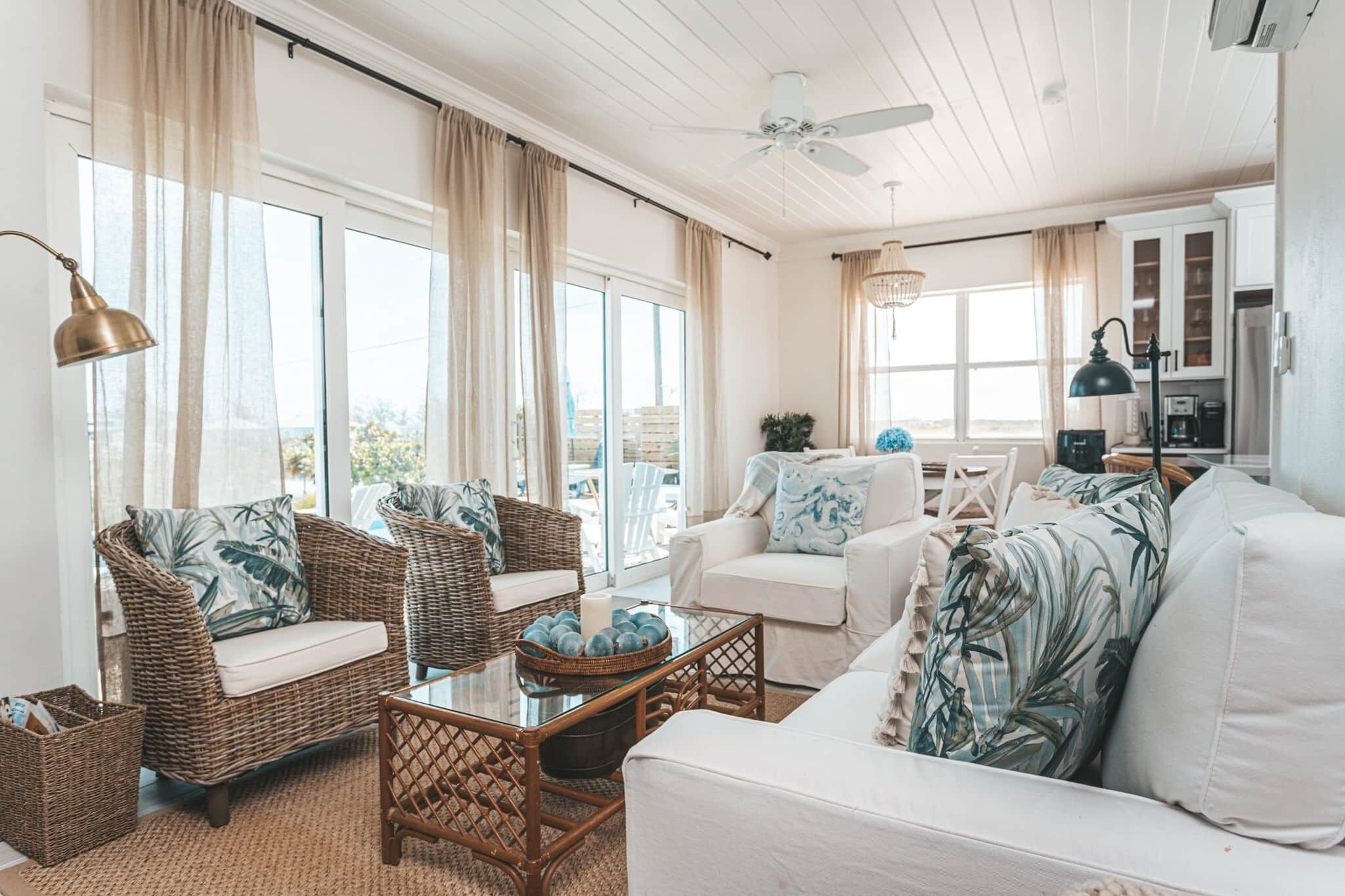 Smart TV, DVD player, livros, aparelho de som