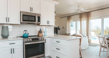 Silver Palms Retreat, Family home with pool, steps from Tropic of Cancer!