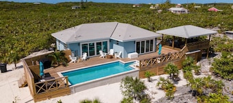 Silver Palms Retreat, Family home with pool, steps from Tropic of Cancer!