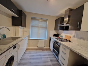 Appartement | Cuisine privée | Réfrigérateur, four à micro-ondes, un four, surface de cuisson